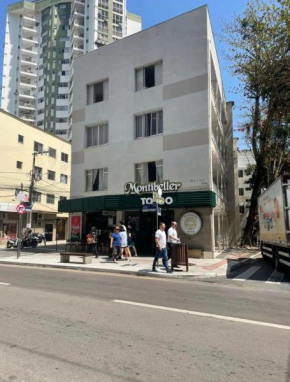 Aconchegante apto de 2 quartos a passos da praia.